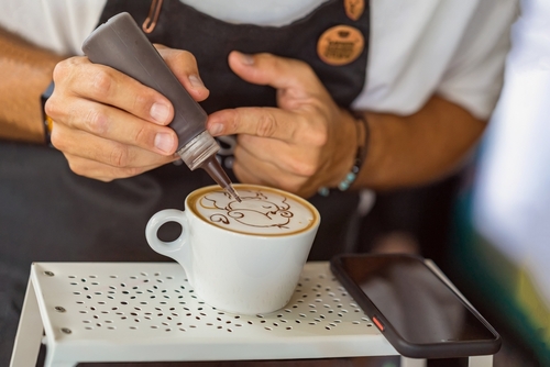 Café como diferencial competitivo - barista enfeitando café