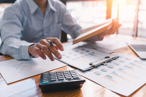 Empreendedor que tem autoliderança financeira fazendo contas