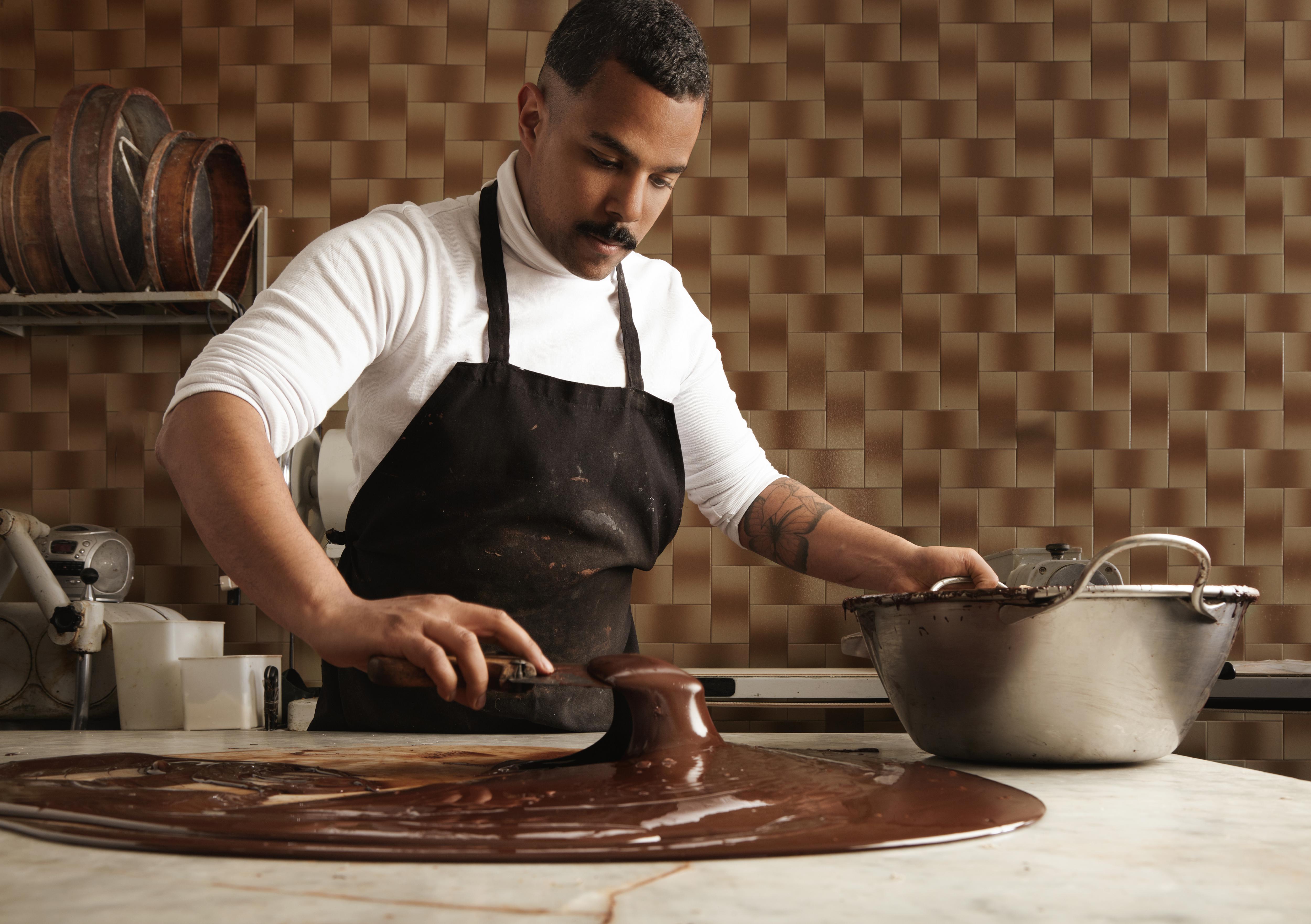 Homem confeiteiro trabalhando com chocolate - Academia Assaí