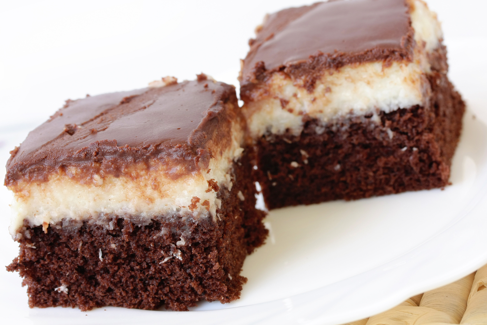 dois pedaços de bolo de prestígio em um fundo branco