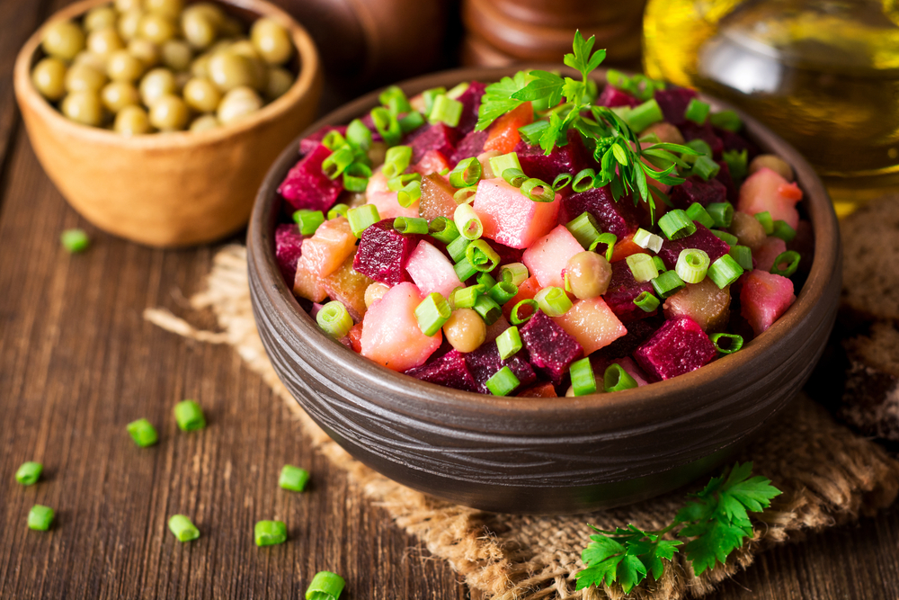 Cardápio Vegetariano. Vinagrete feito por diferentes tipos de legumes cortados em cubos