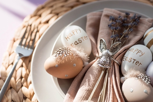 Prato enfeitado - cardápio de Páscoa