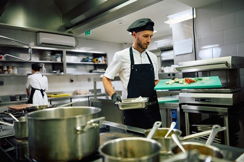 Chef seguindo checklist de higiene na produção de alimentos