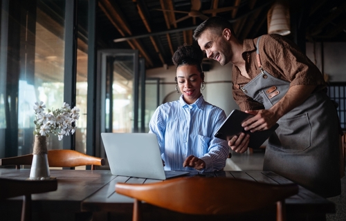 Chefe e gerente conversando sobre alta rotatividade em negócio