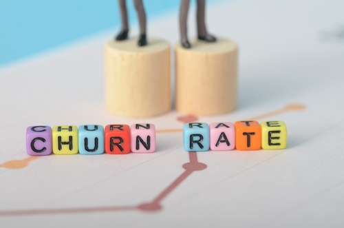 Cubos com letras nas faces soletrando o termo churn rate