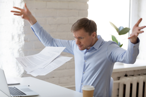 Empreendedor perdendo o controle emocional diante das contas