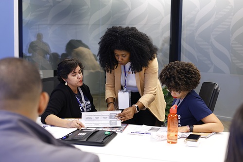 Dina Prates na Semana de Imersão do Prêmio Academia Assaí 2025, falando sobre micro despesas