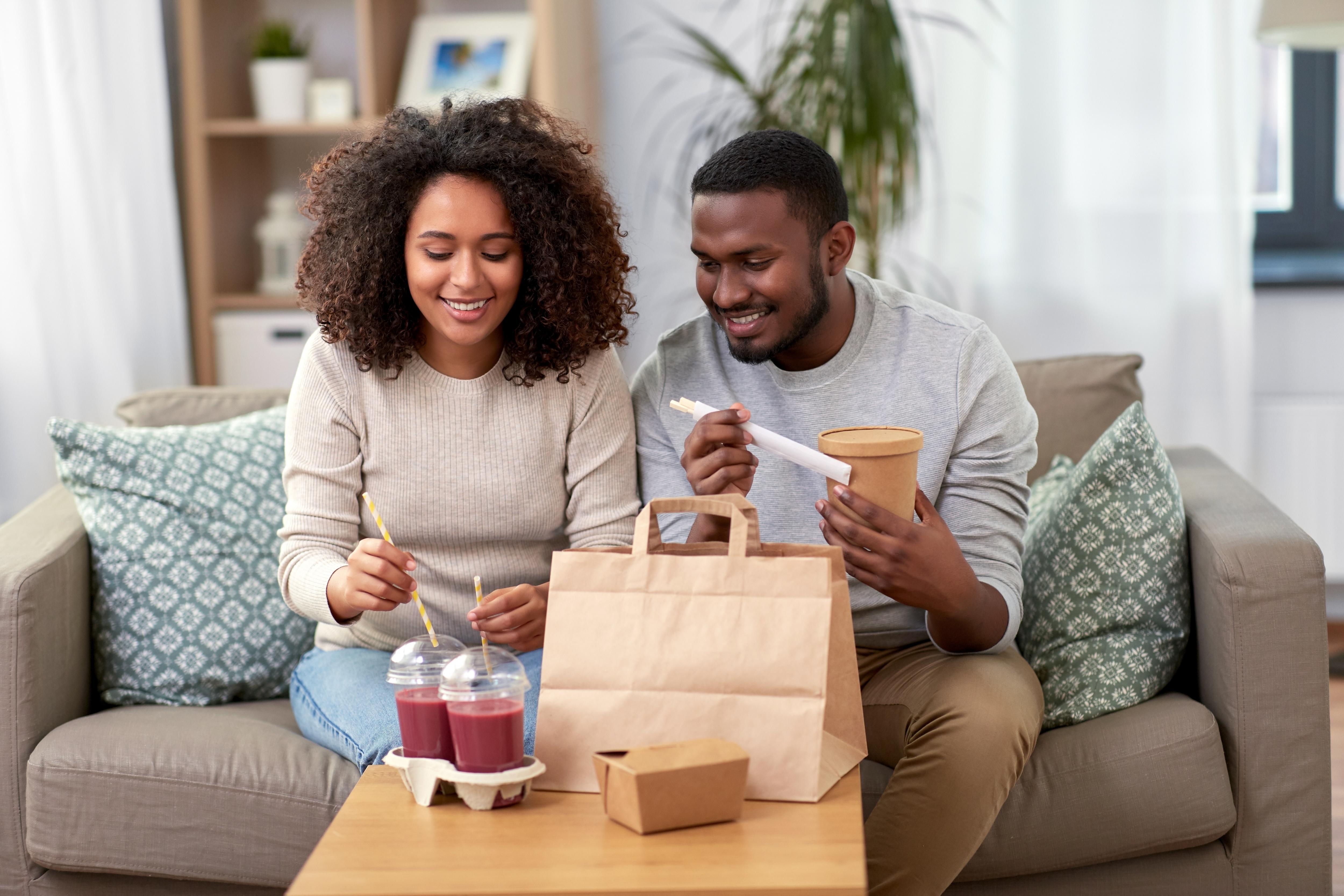 Casal com lanche entregue pelo delivery- academia assaí