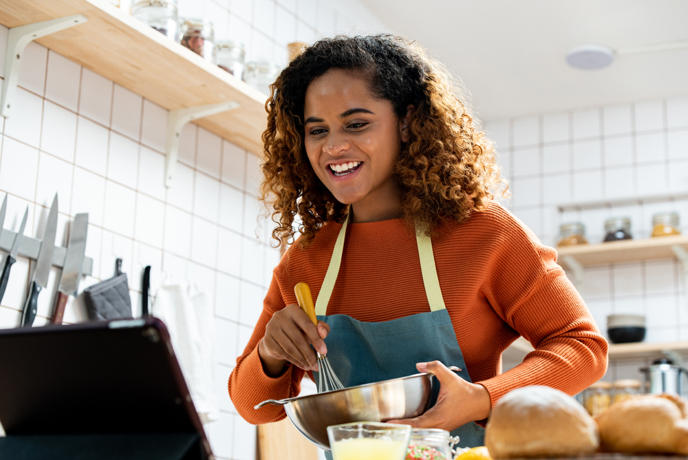 empreendedor jovem em confeiteira em curso online - Academia Assaí