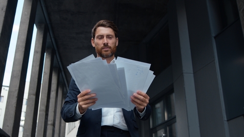 Empreendedor preocupado com improviso financeiro