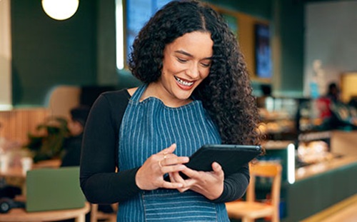 Mulher acessando cursos gratuitos da Academia Assaí