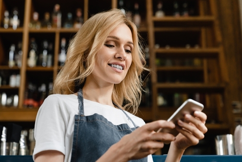 Funcionária no celular conferindo diretrizes do Protocolo Não é Não