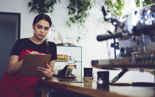 Empreendedora registrando o fluxo de caixa