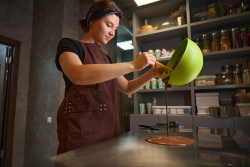 Gestão de tempo: confeiteira na etapa de preparação do chocolate