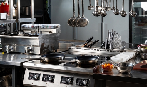 Investimento em equipamentos para negócios de alimentação - cozinha com equipamentos novos