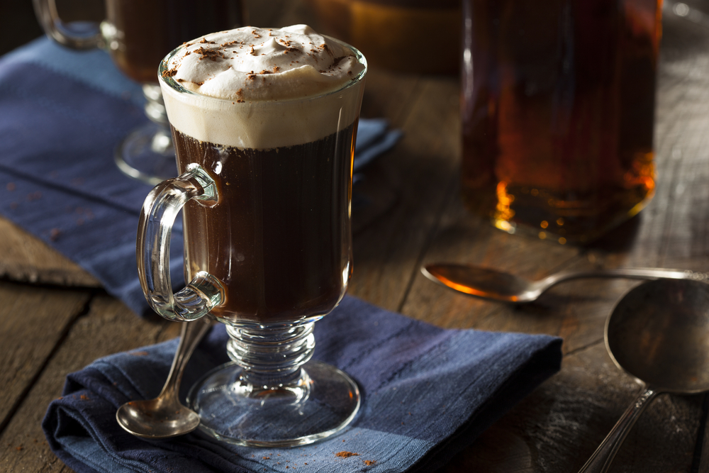 Irish Coffee no cardápio para surpreender a clientela no dia do coquetel