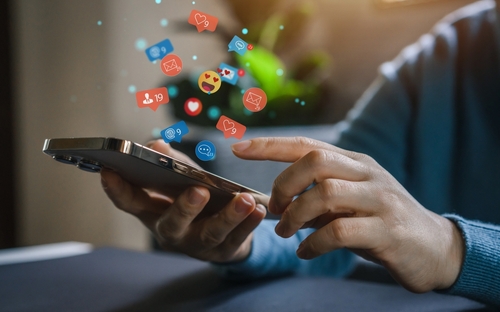 Empreendedor recebendo feedback positivo de marketing emocional