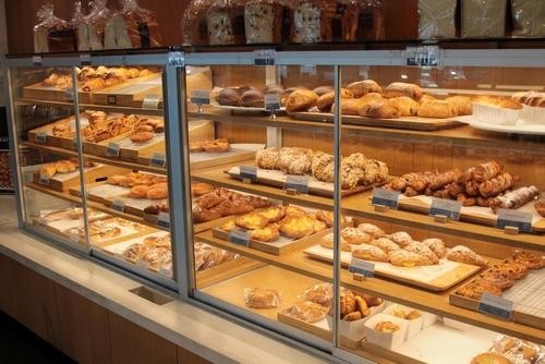 Mercado de bolos e salgados - vitrine com produtos expostos