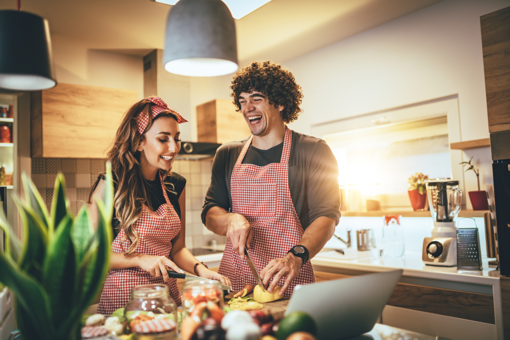 jovem casal cozinhando: Metas de um negócio - Academia Assaí