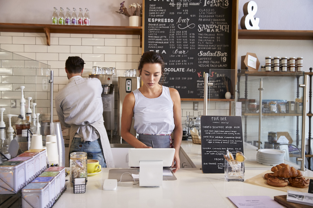 mulher gerenciando cafeteria e plano de negócios - Academia Assaí