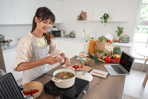 Mulher tentando reduzir sal em receita