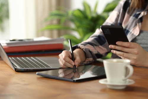 Mulher fazendo cálculos para decidir melhor método contábil para negócio