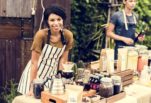 Mulheres empreendedoras: empreendedora vendendo café