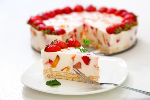 O bolo de iogurte com frutas vermelhas é uma opção que une maciez, sabor equilibrado e uma apresentação impecável, perfeita para impressionar e conquistar novos consumidores. 