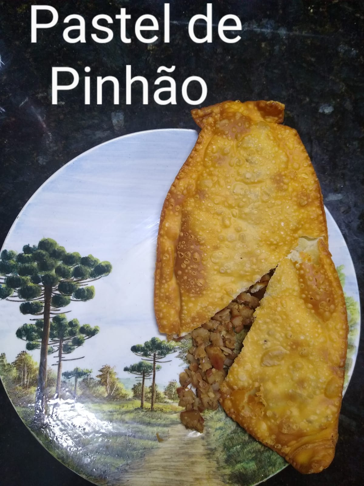 Pastel de pinhão em formato de pinhão