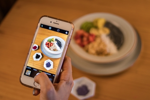 Pessoa fotografando prato instagramável