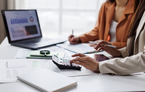 Pessoa calculando lucro do negócio