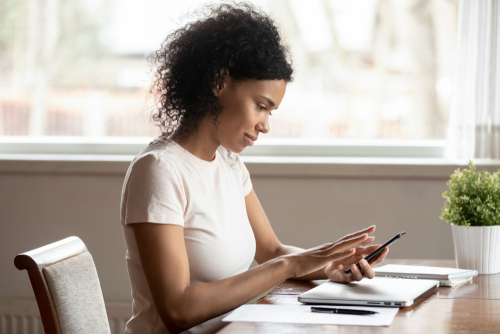 Mulher editando vídeos atrativos pelo celular