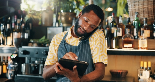 Empreendedor conversando com fornecedores confiáveis para evitar comprar produtos adulterados
