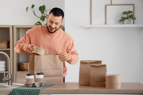 Rapaz recebendo pedido de assinatura de comida