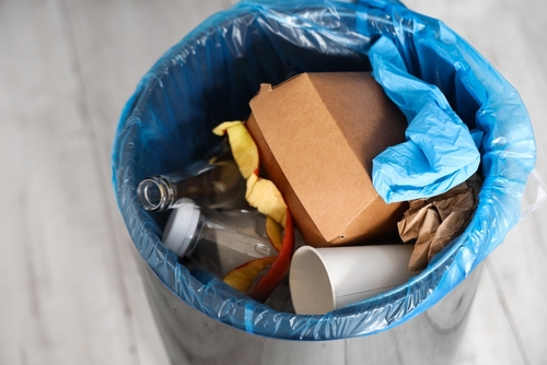 Redução de lixo - lixeira cheira de alimentos e embalagens