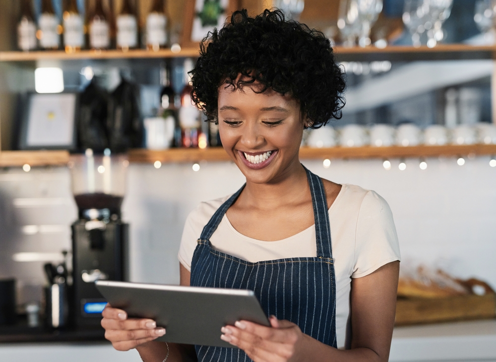 mulher empreendedora sorrindo com as vendas - Academia Assaí