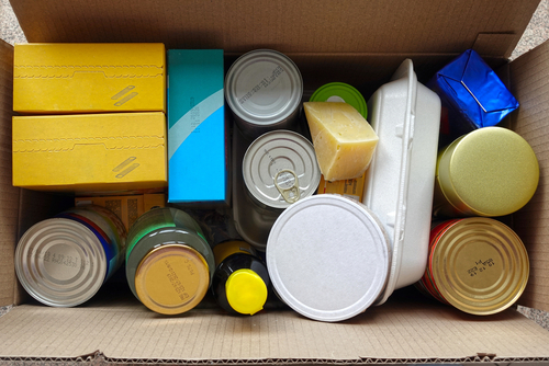 Embalagens de diferentes alimentos com data de shelf life