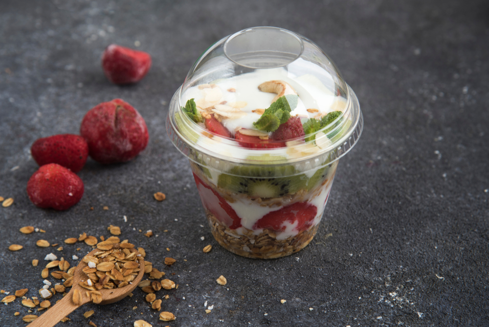 Salada de frutas com granola para vender - Academia Assaí