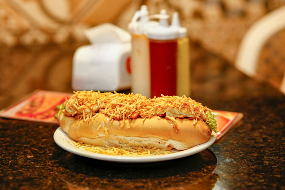 Cachorro-quente estilo brasileiro, com mostarda, ketchup e palha