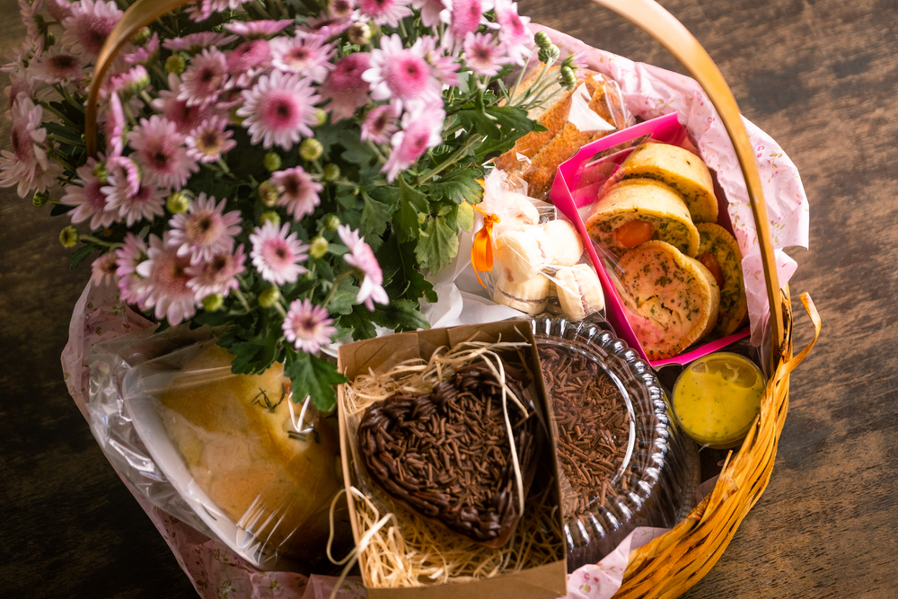 Cesta de Páscoa com produtos caseiros e artesanais
