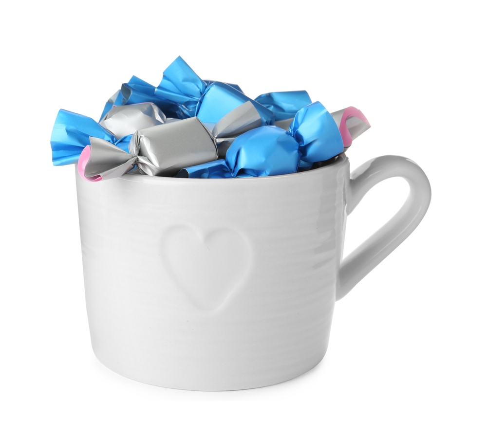 Caneca com bombons para presentear na Páscoa