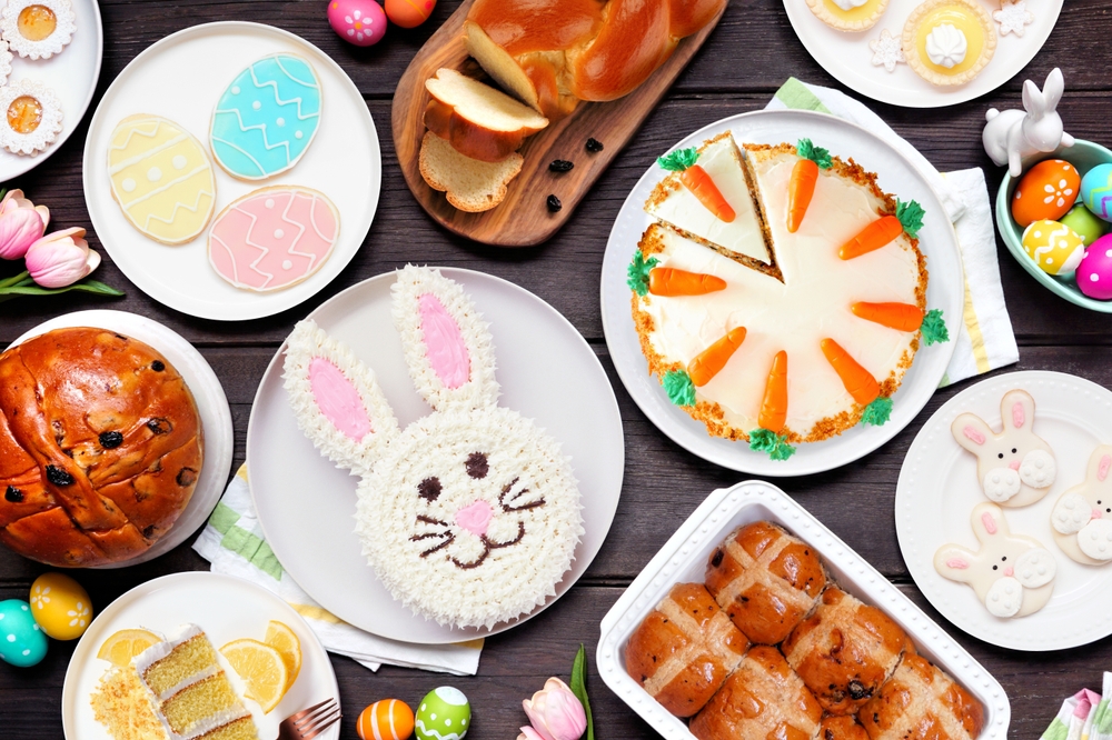 Mesa com bolos, pães e biscoitos decorados com o tema Páscoa