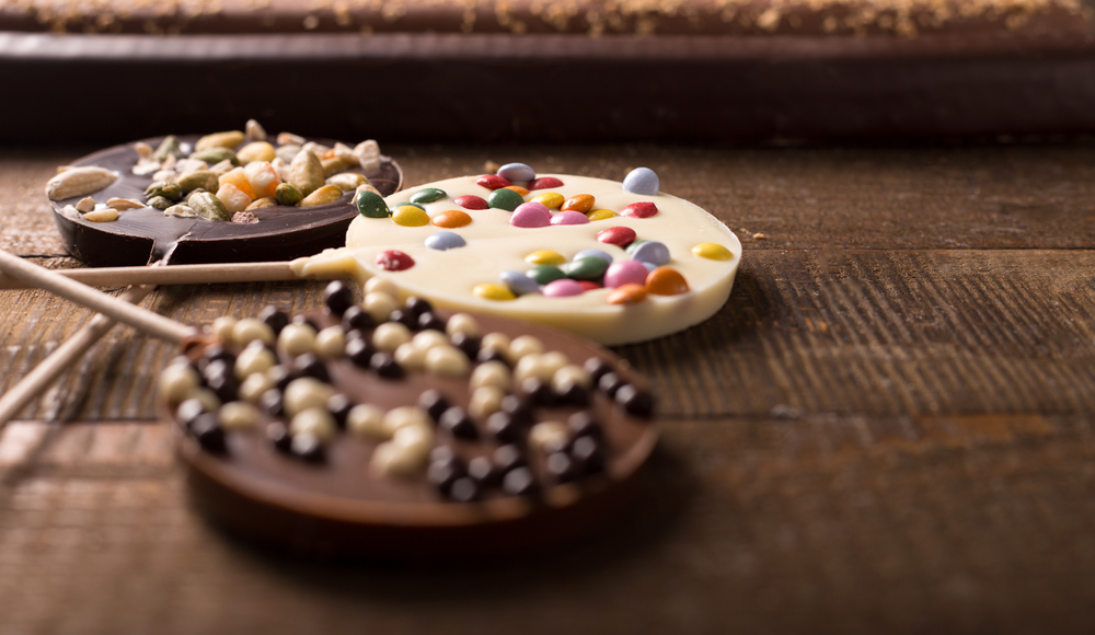 Pirulitos de chocolate com confeitos