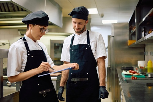 Chefs fazendo anotações durante soft opening
