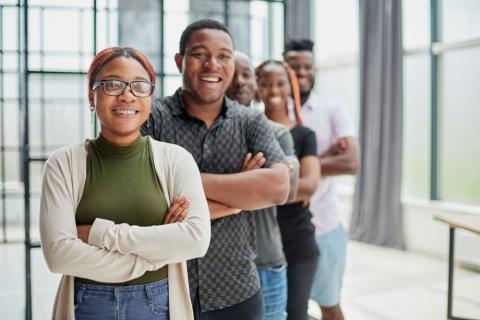 Dia da Consciência Negra: pessoas pretas enfileiradas