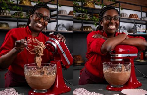 Fotos de Diva Oliveira de uniforme vermelho, usando uma batedeira