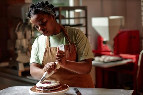 Empreendedora negra focada em gastronomia afro-brasileira