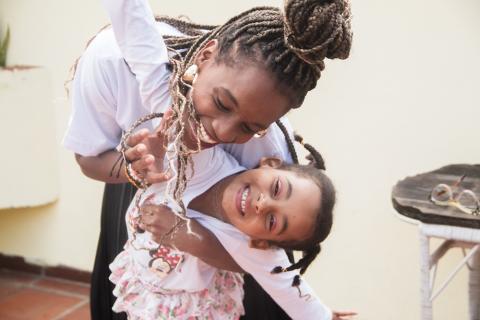 Mãe negra empreendedora - Rosyane com sua filha