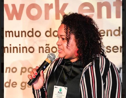Priscila Alves falando sobre afroempreendedorismo no Brasil