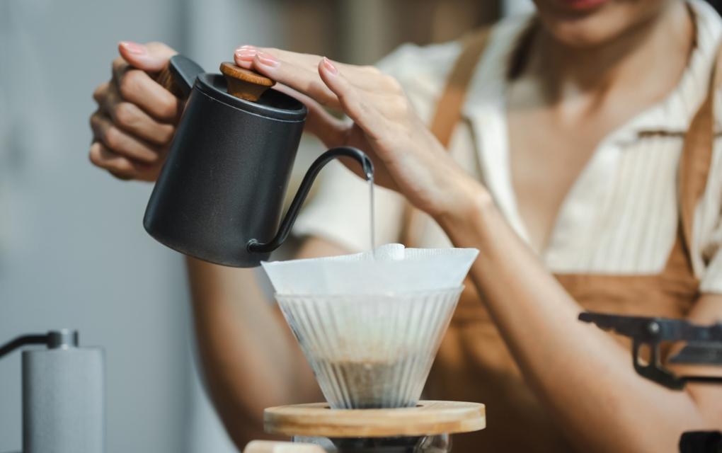 Café como diferencial competitivo - mulher preparando café